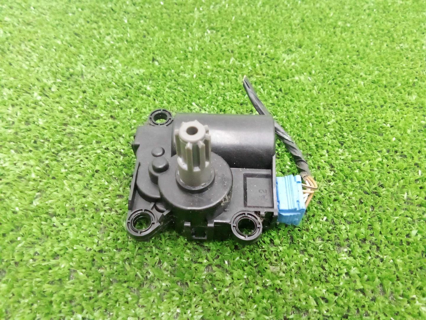 Моторчик заслонки печки