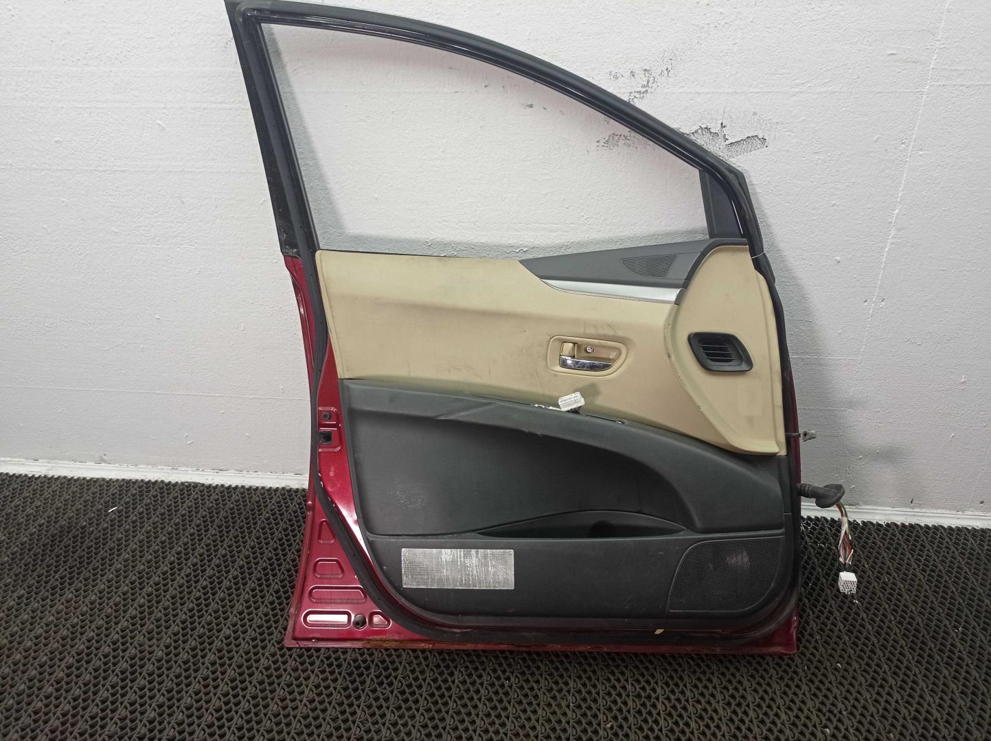 Замок двери передней левой