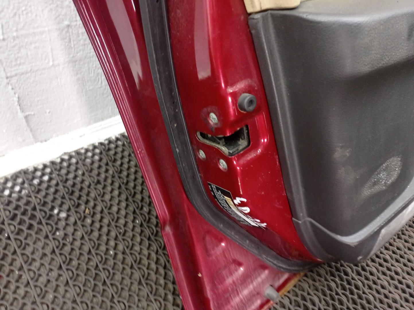 Замок двери передней левой