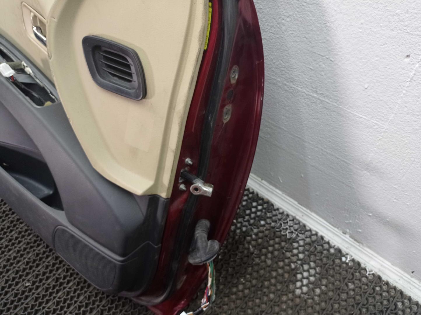 Замок двери передней левой