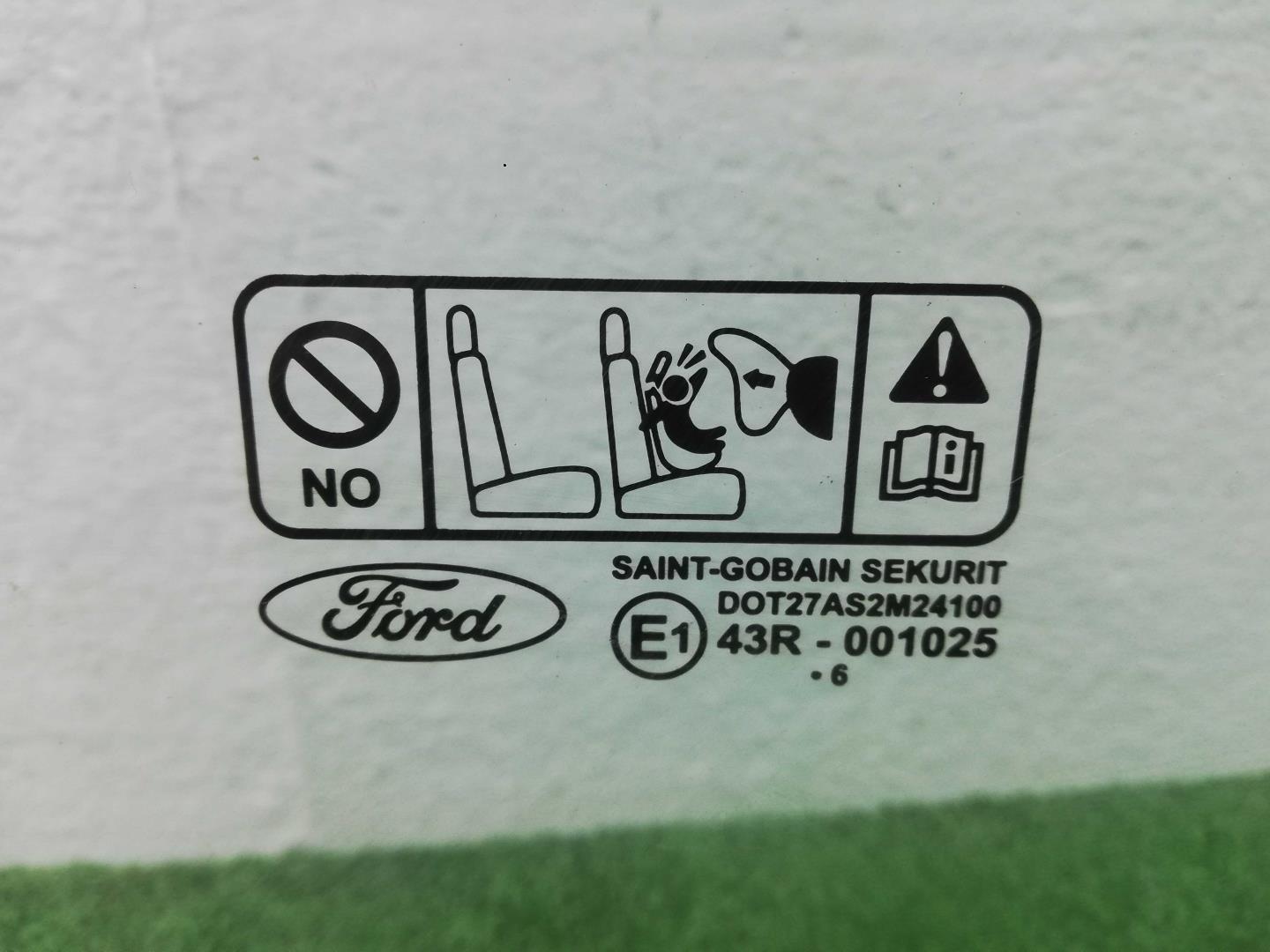 Стекло двери передней правой