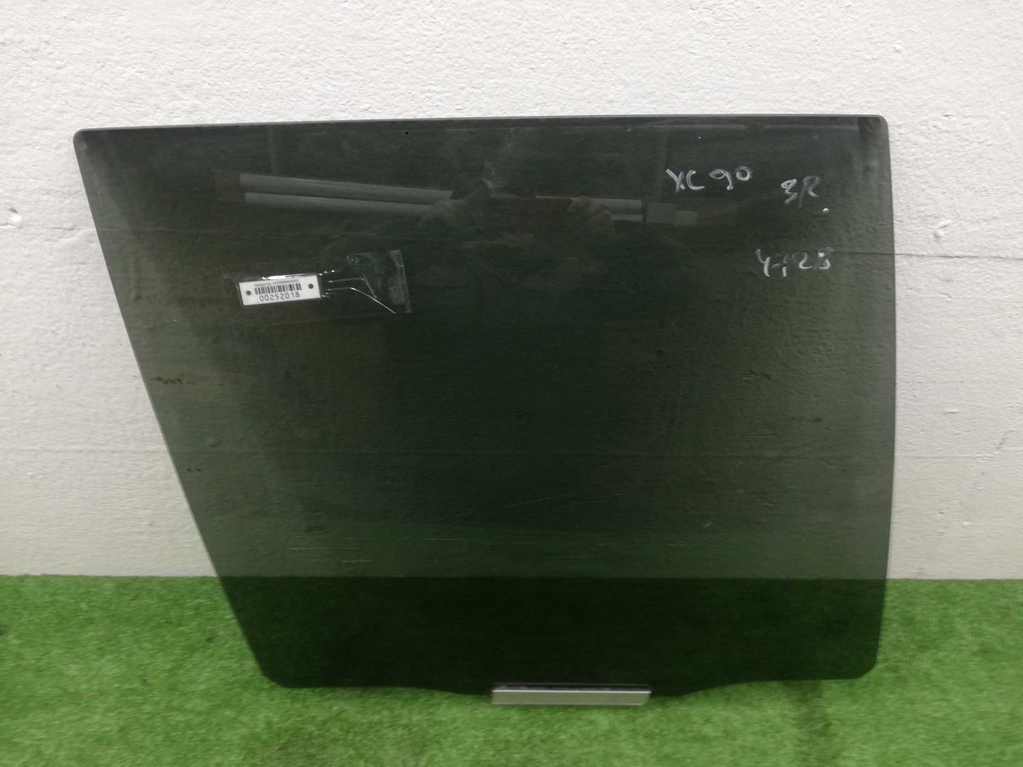 Стекло двери задней правой