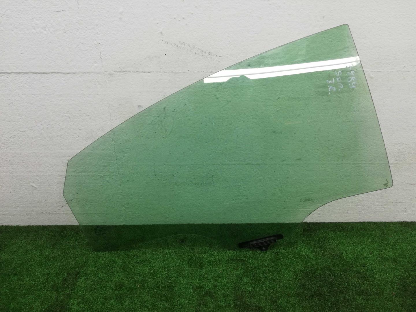 Стекло двери задней правой