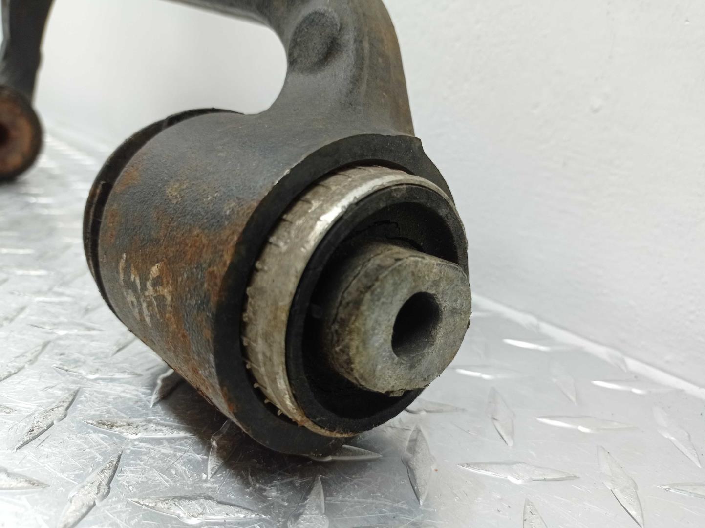 Рычаг передний нижний левый