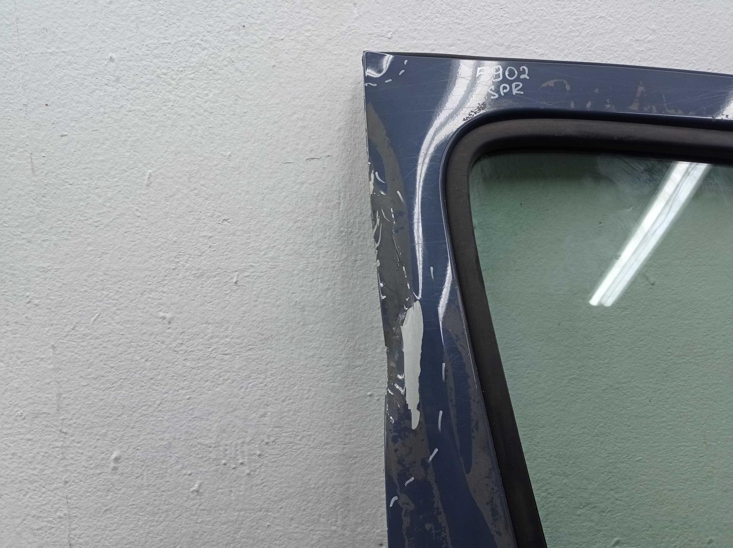 Стекло двери передней правой