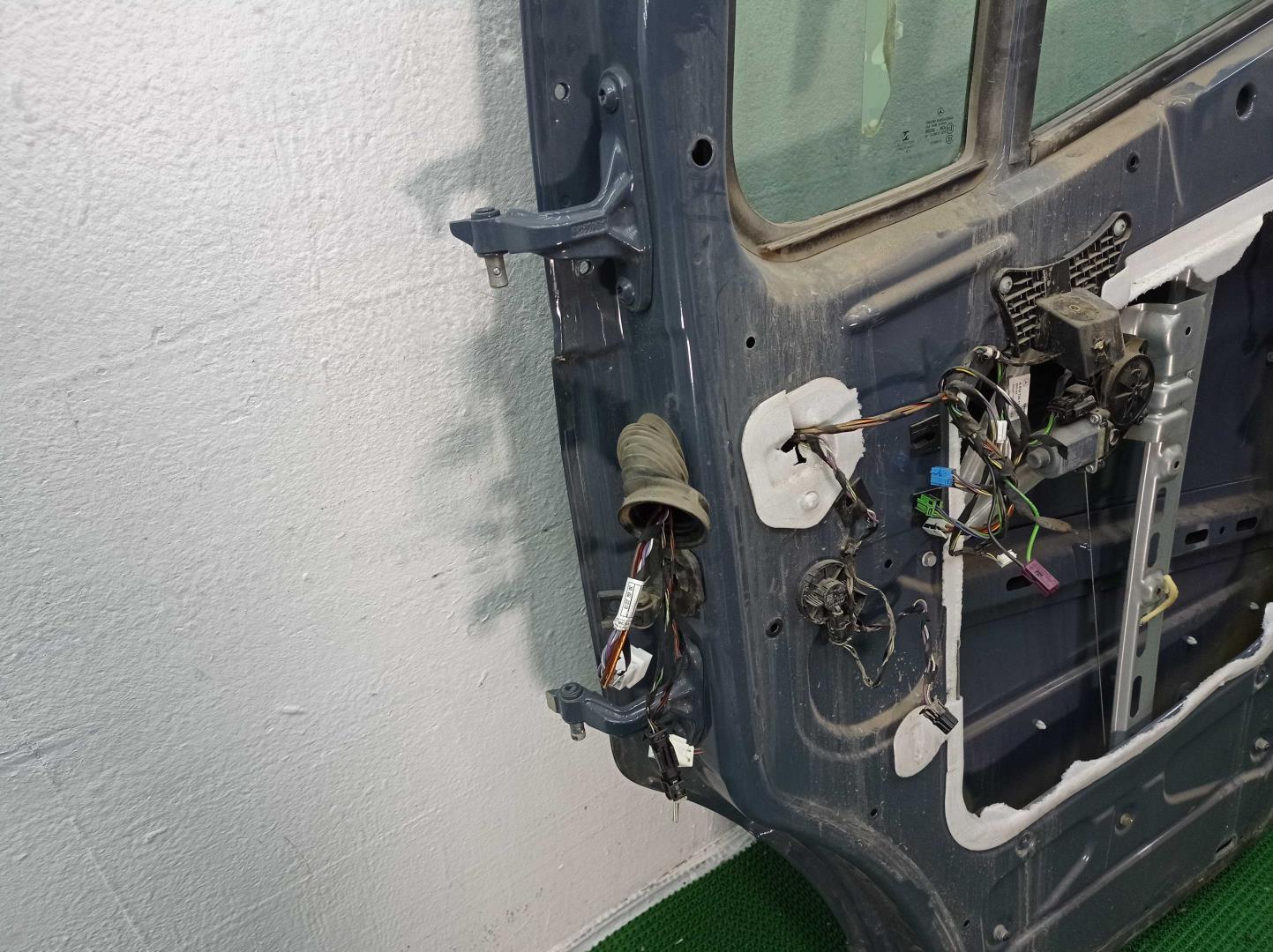 Стекло двери передней правой