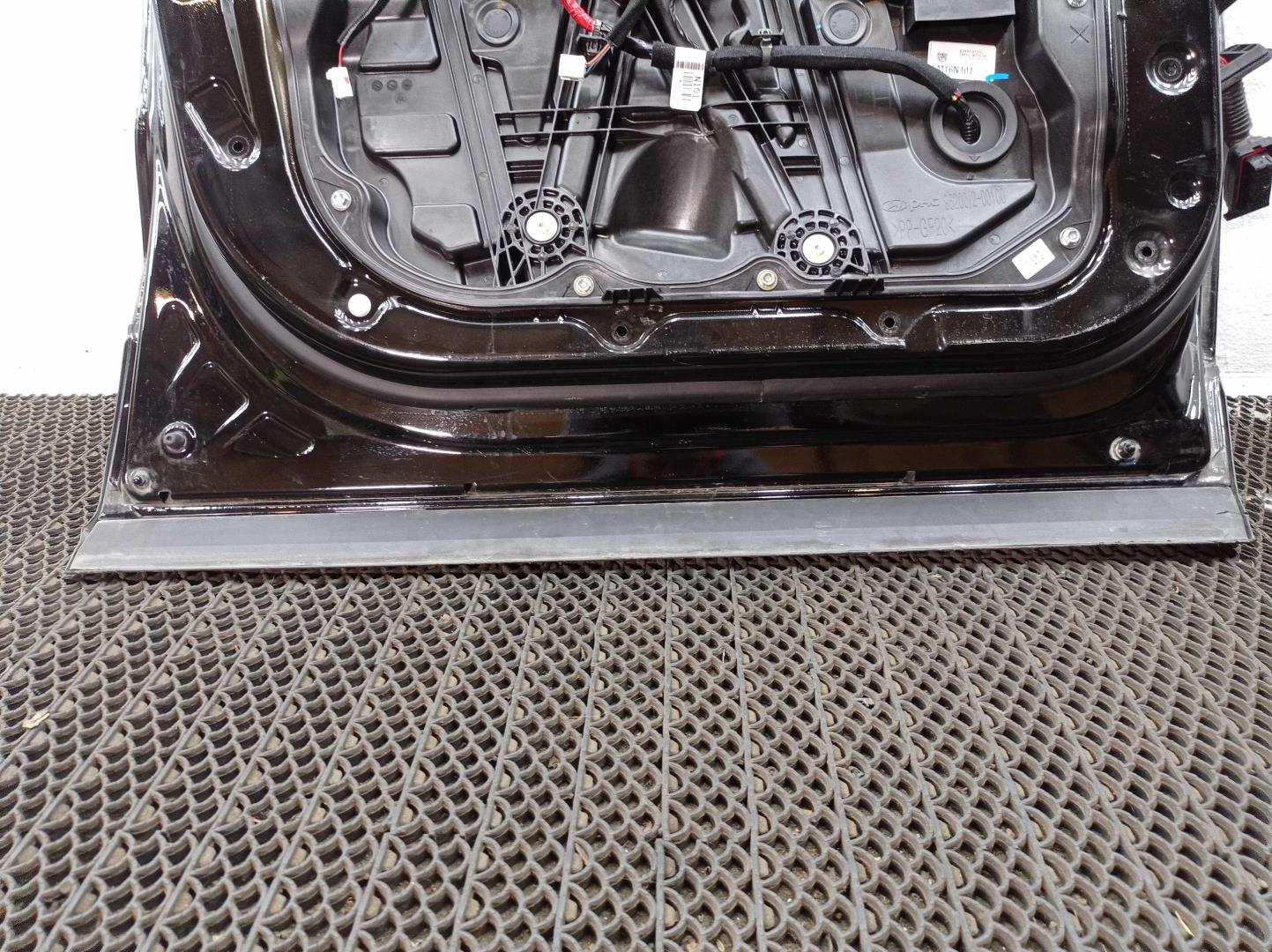 Замок двери передней левой