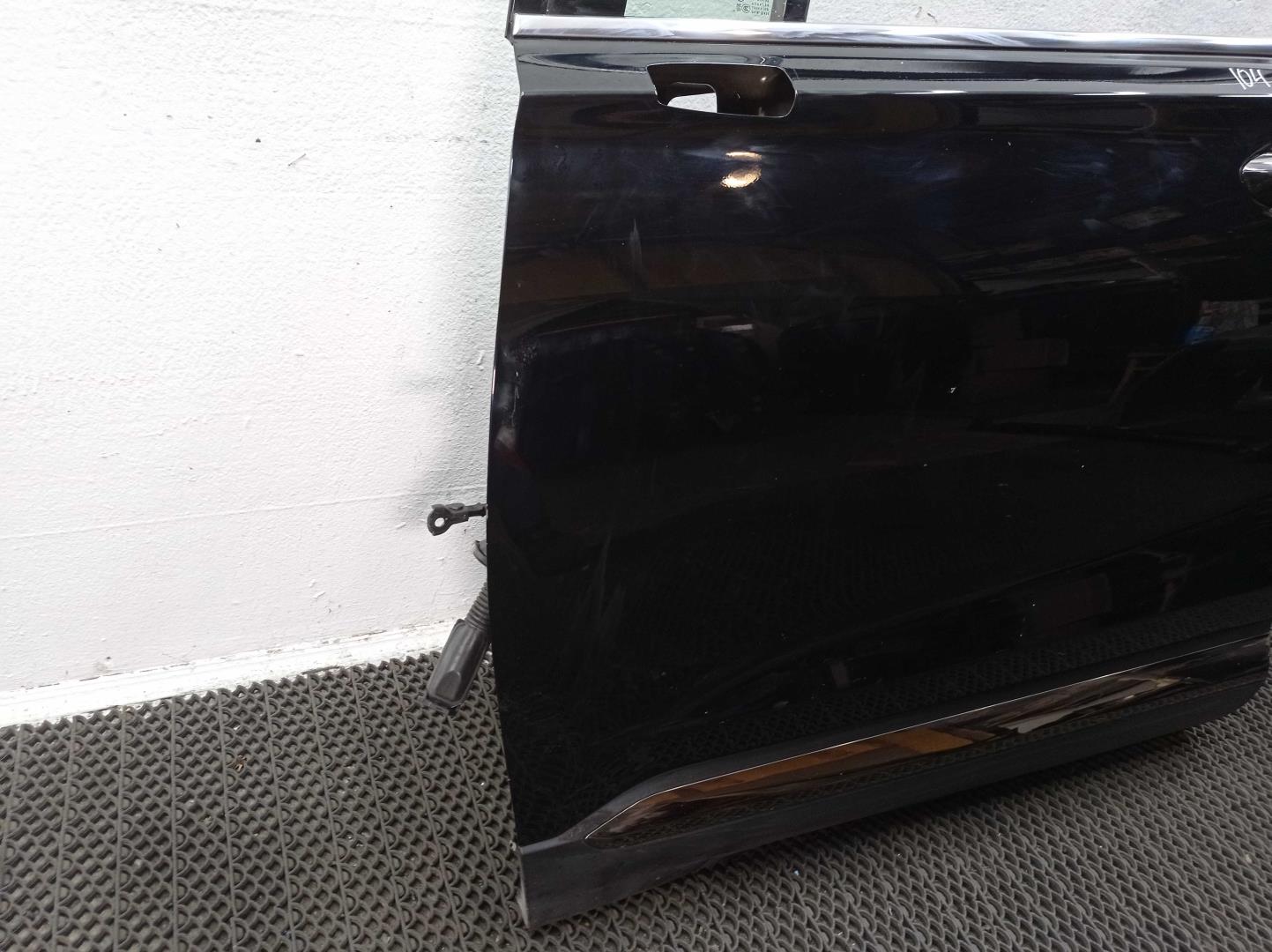 Замок двери передней левой