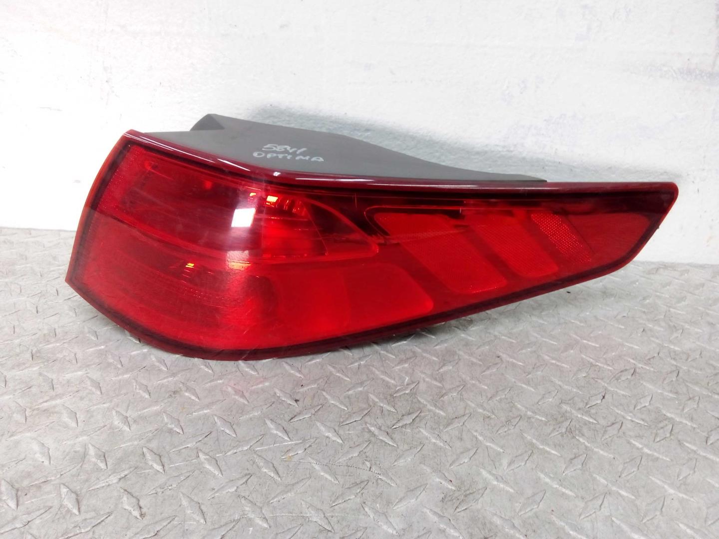 Фонарь задний наружный правый