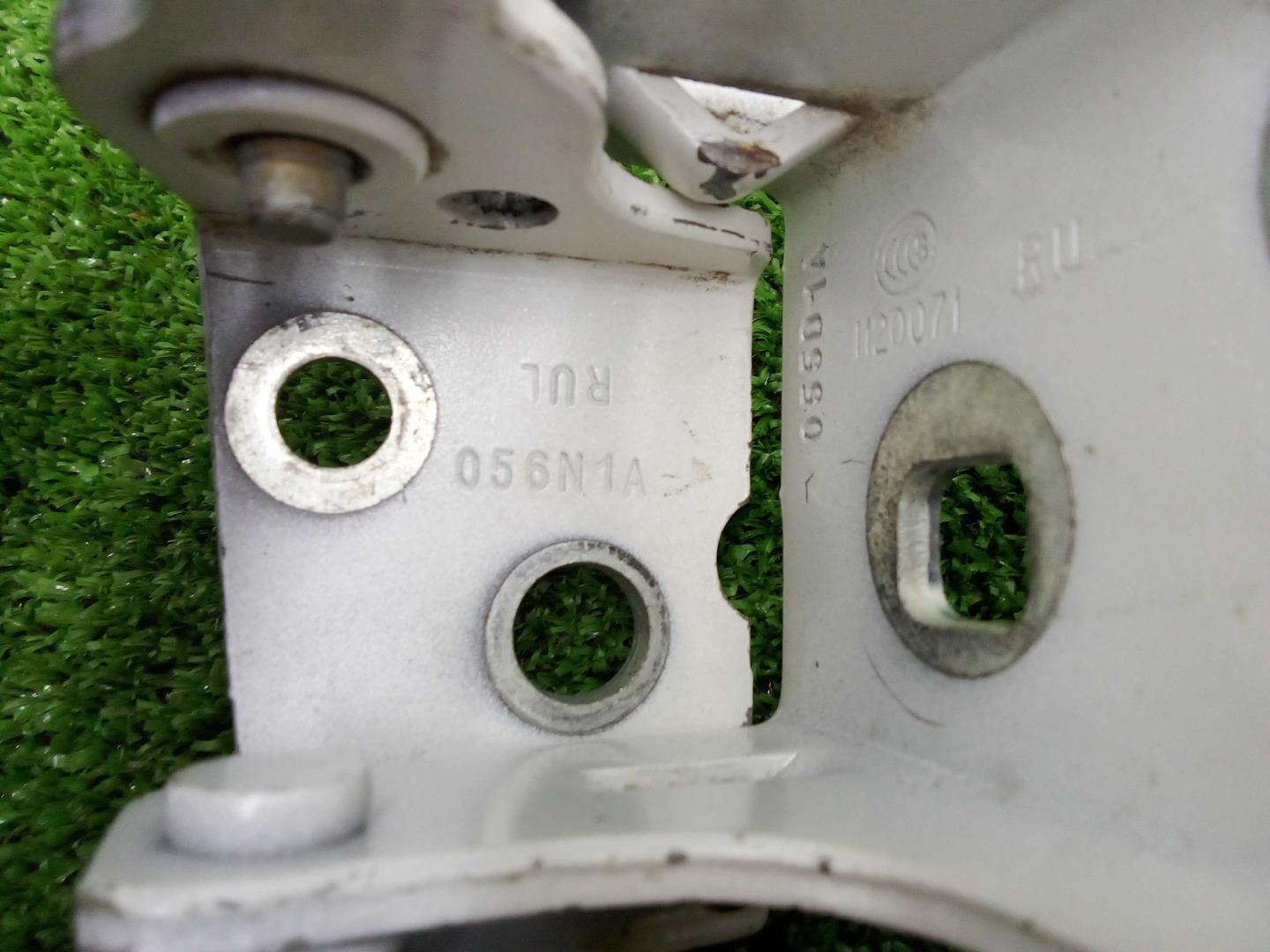 Петля двери