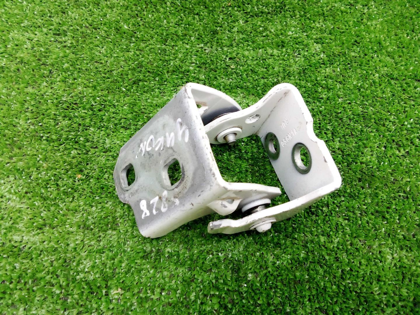 Петля двери