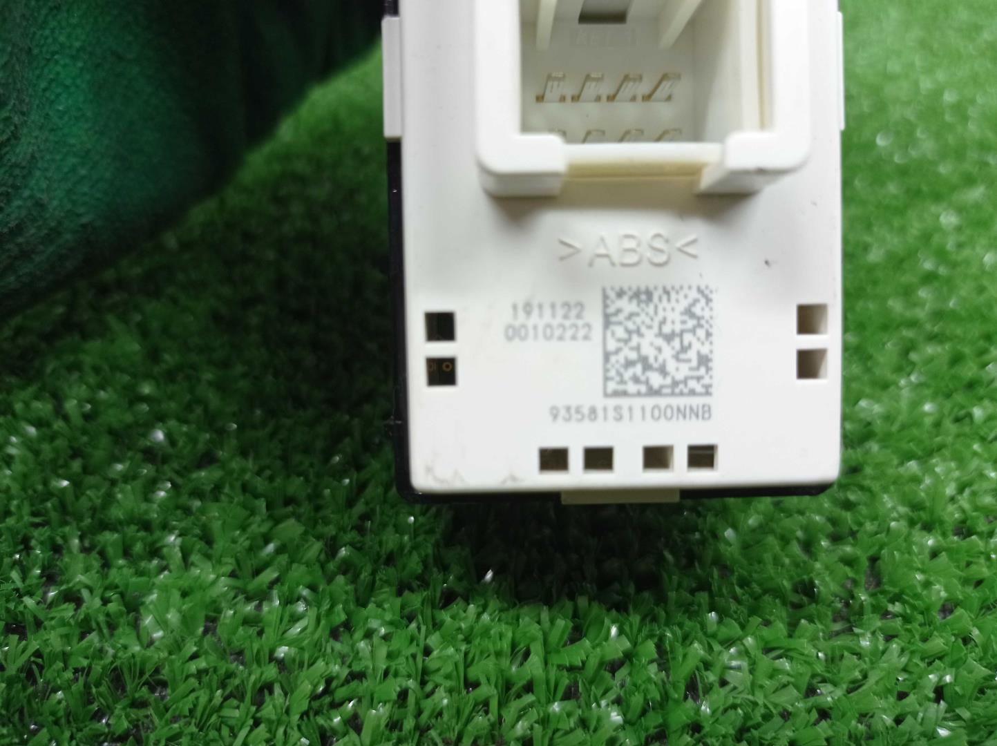 Кнопка стеклоподъемника