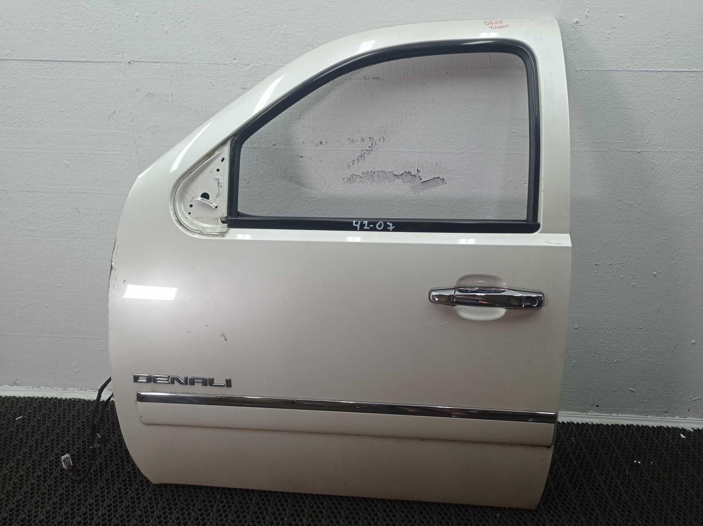 Замок двери передней левой