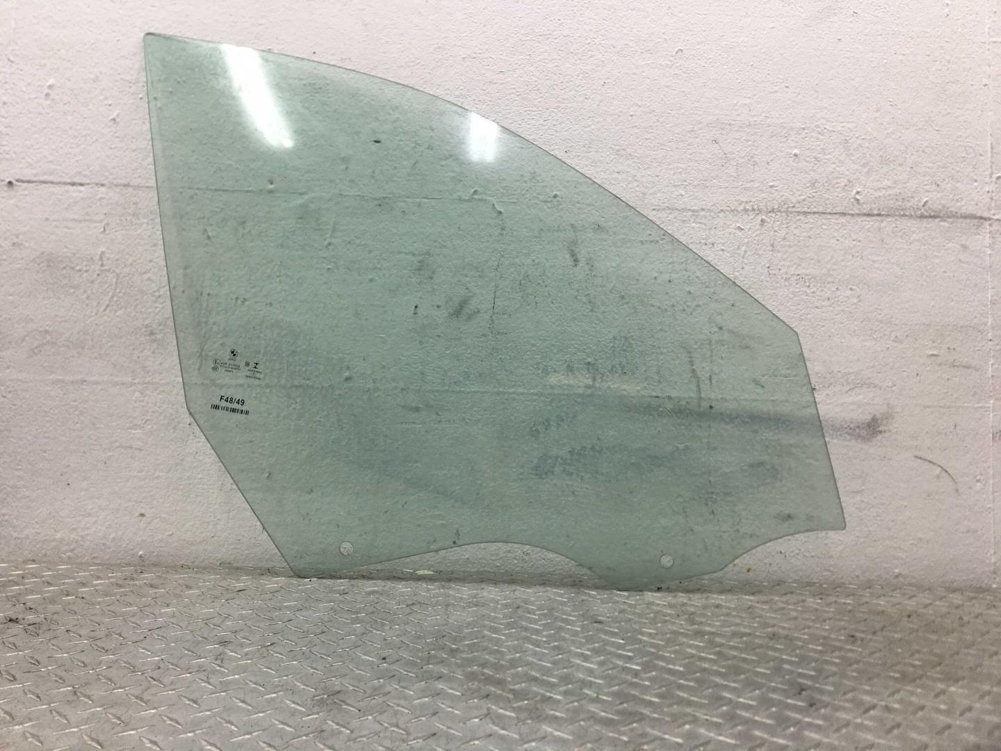 Стекло двери передней правой