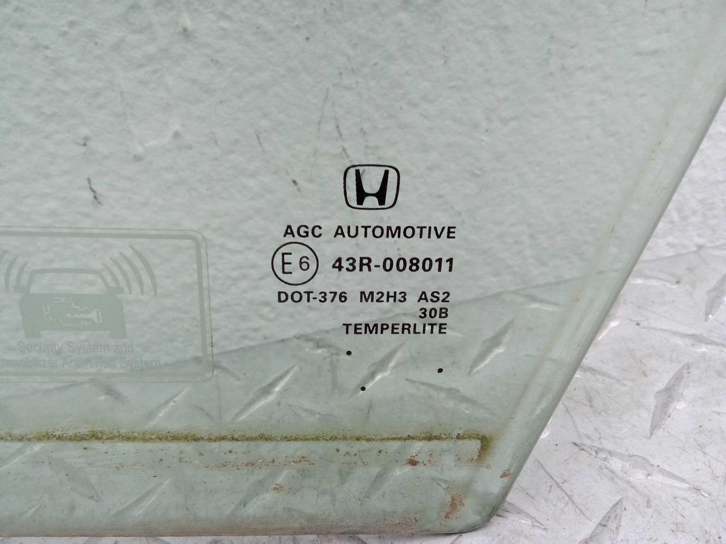 Стекло двери передней левой