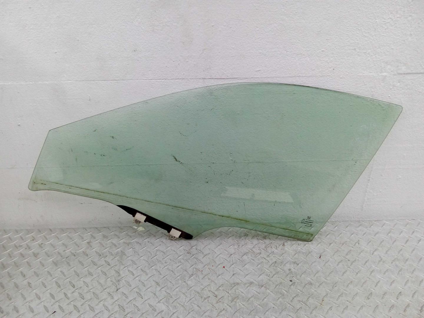 Стекло двери передней левой