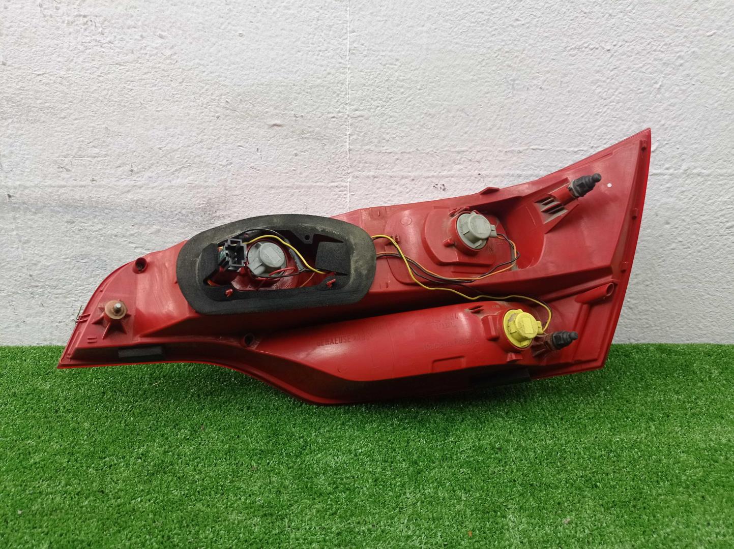 Фонарь задний наружный левый