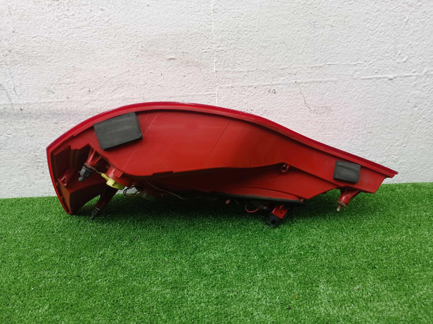 Фонарь задний наружный левый