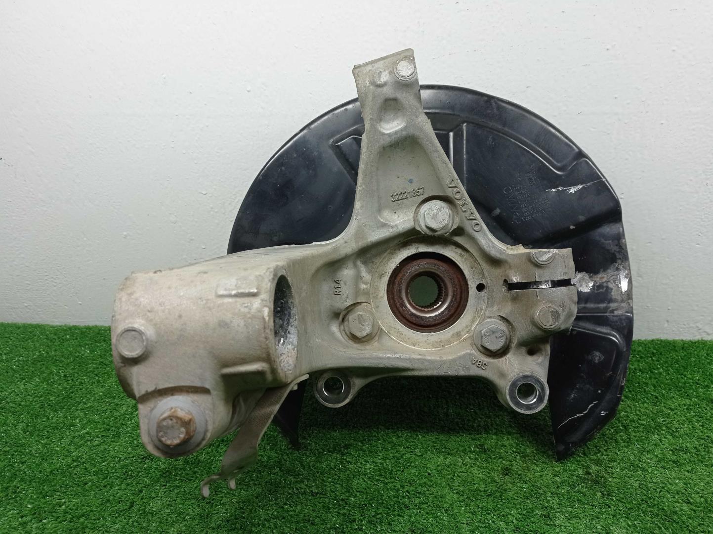 Кулак поворотный передний правый