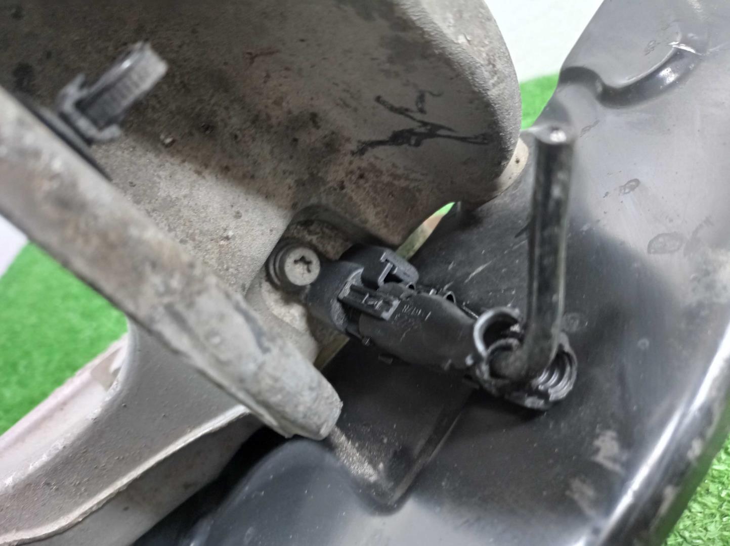 Кулак поворотный передний правый