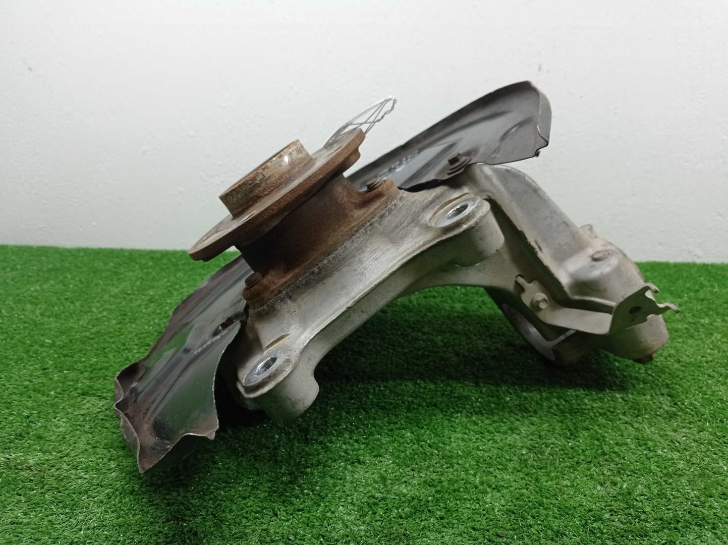 Кулак поворотный передний правый