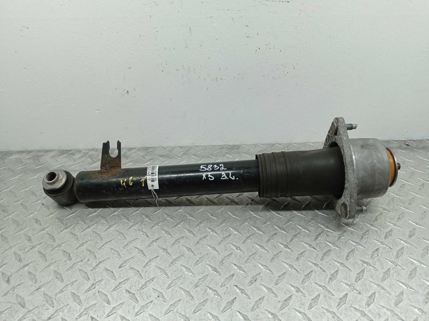 Амортизатор задний левый