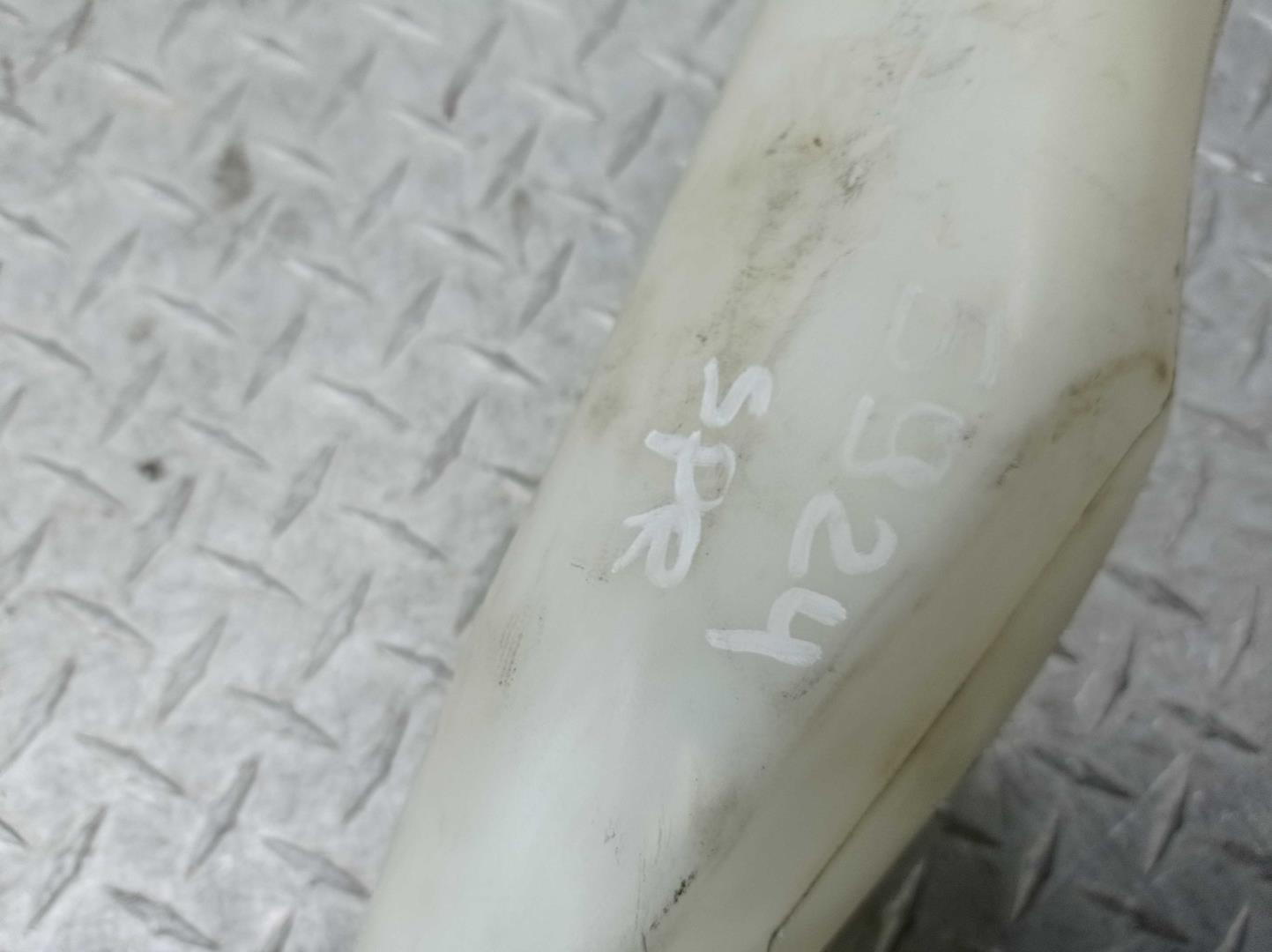 Бачок омывателя лобового стекла