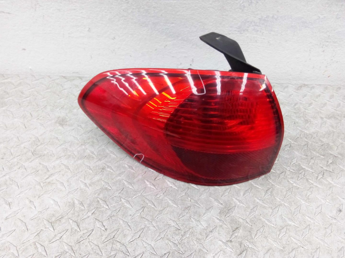 Фонарь задний наружный левый