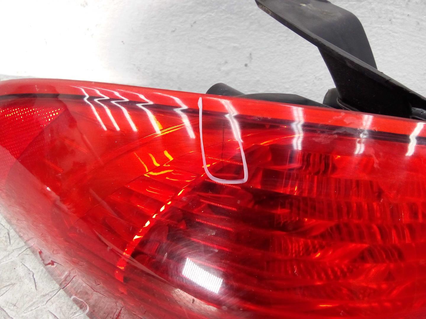 Фонарь задний наружный левый