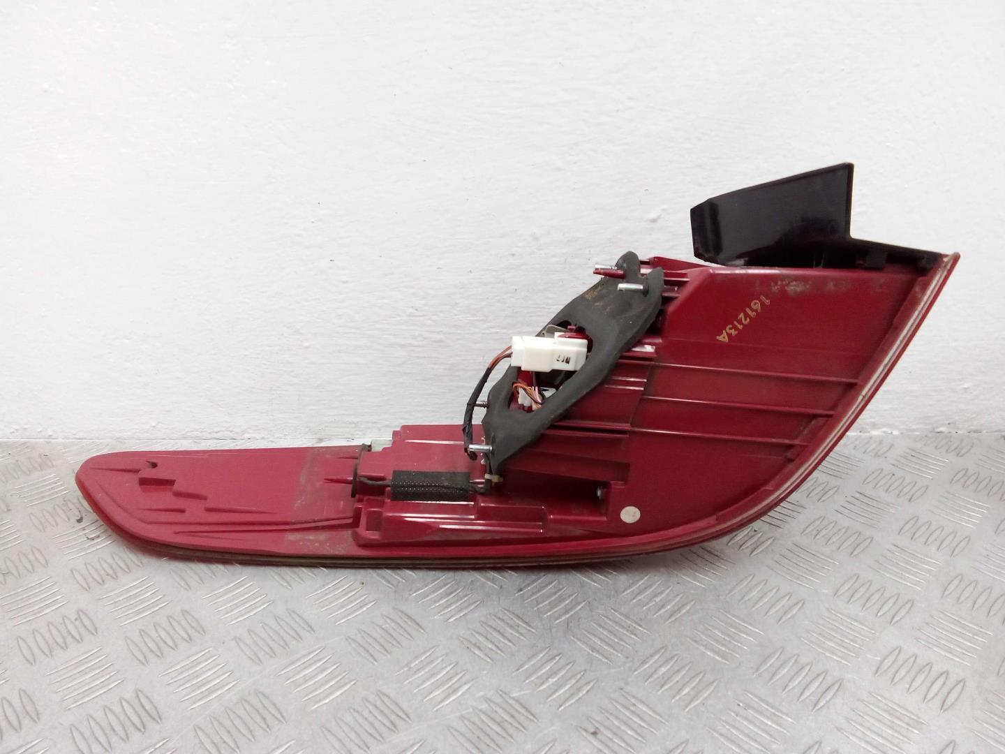 Фонарь задний наружный правый