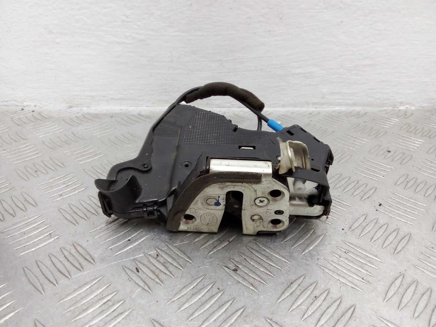 Замок двери передней правой