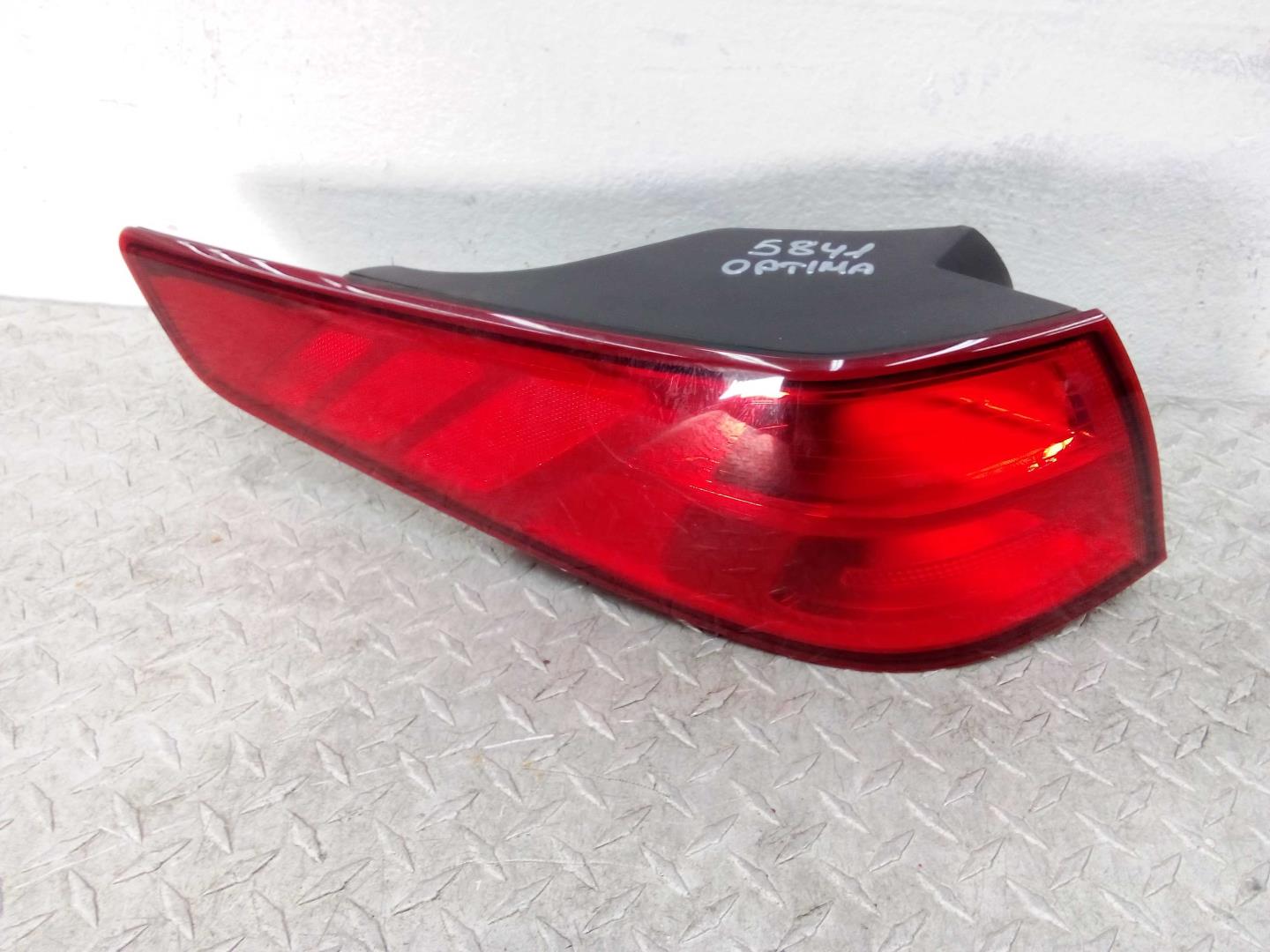 Фонарь задний наружный левый