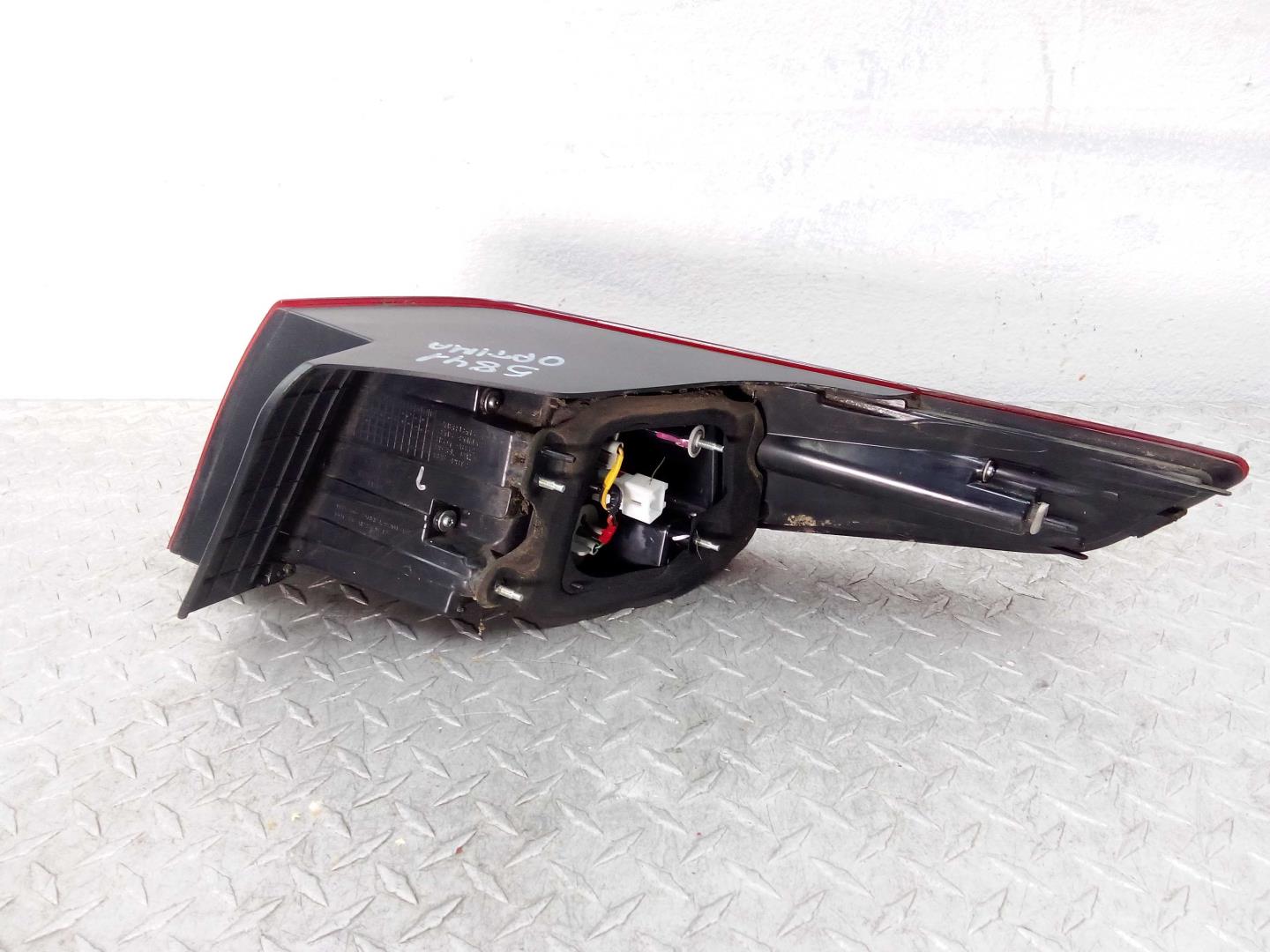 Фонарь задний наружный левый