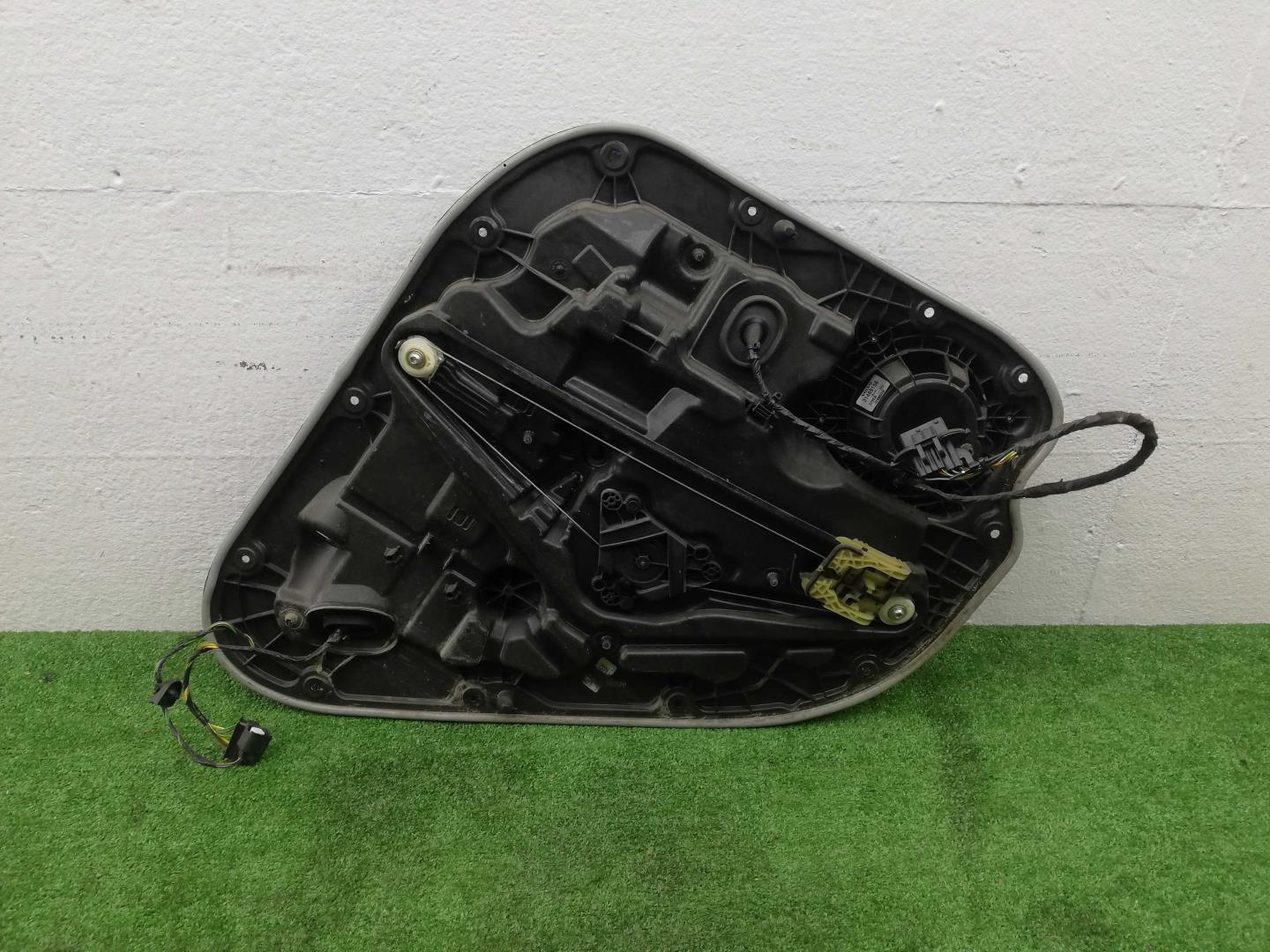 Стеклоподъемник электр. задний правый