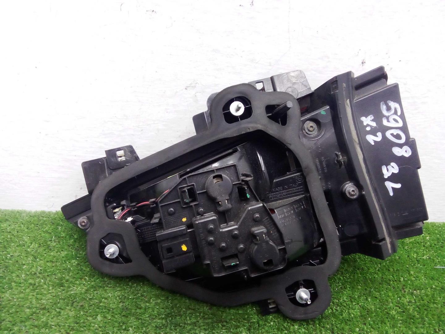 Фонарь задний внутренний левый