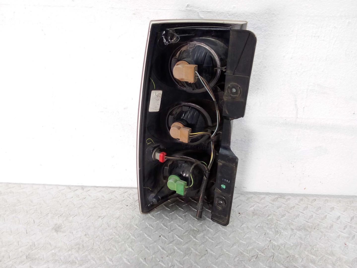 Фонарь задний наружный правый