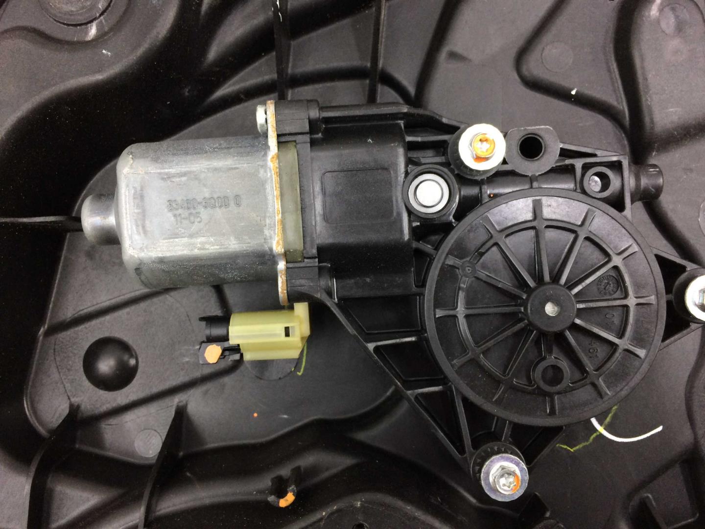 Стеклоподъемник электр. задний правый