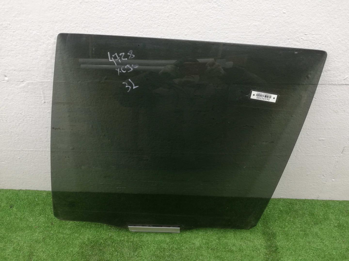 Стекло двери задней левой