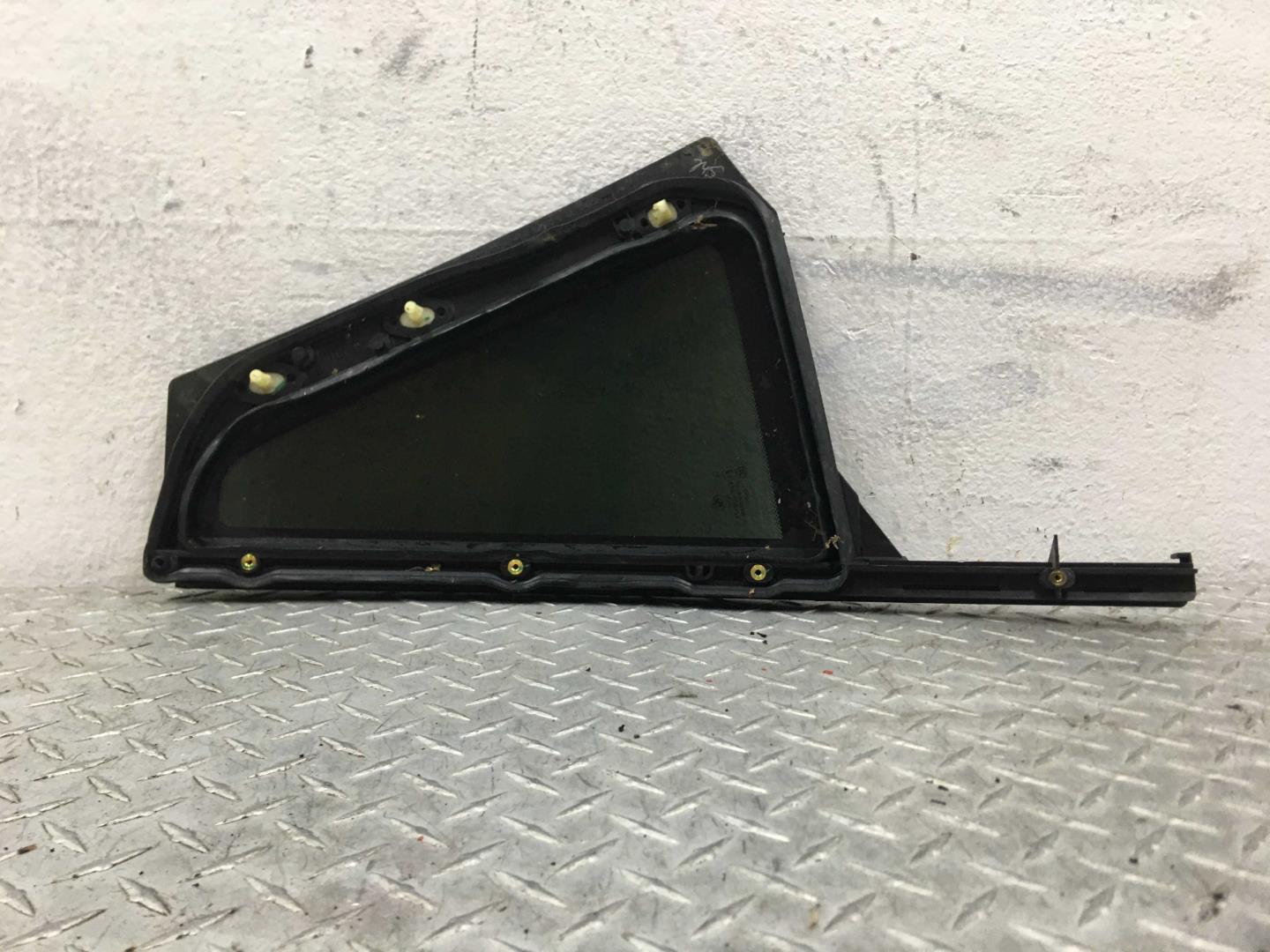 Стекло двери задней правой