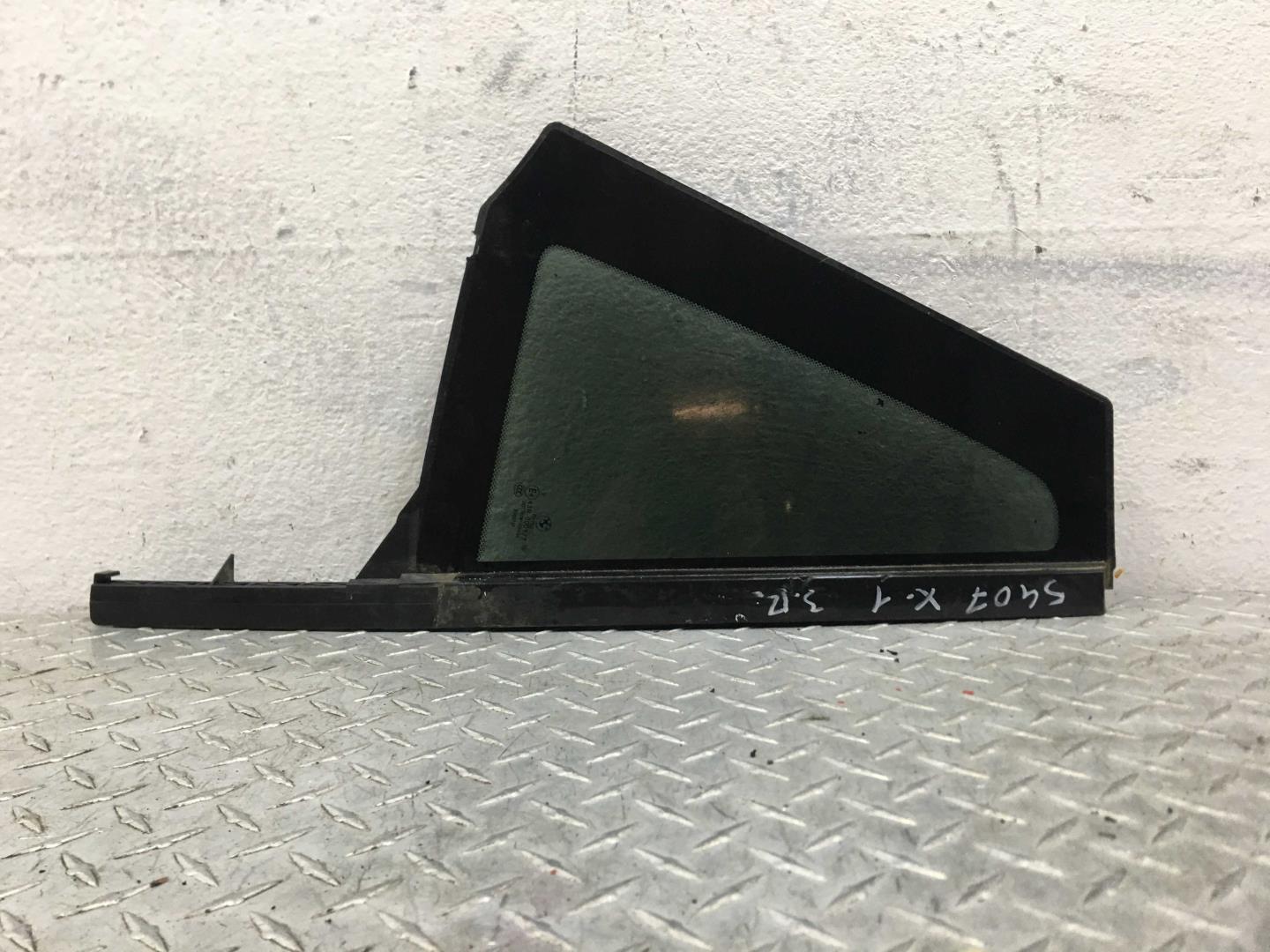 Стекло двери задней правой