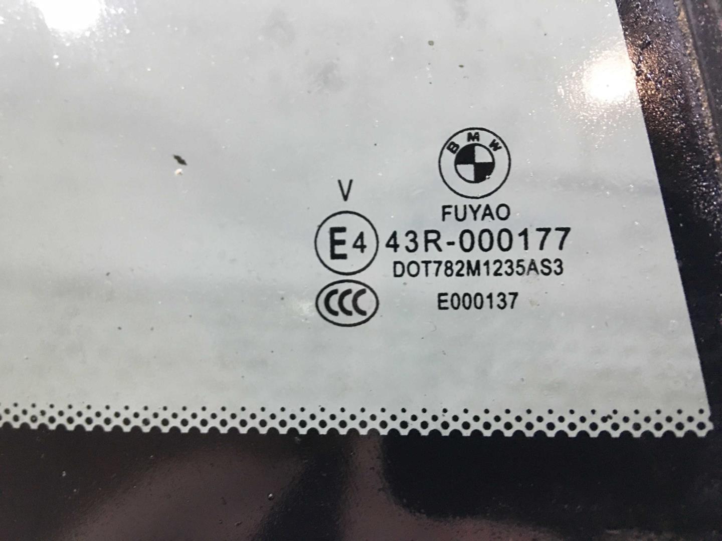 Стекло двери задней правой