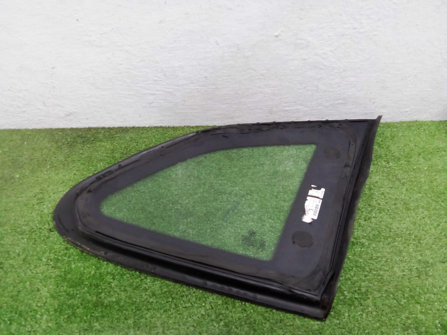 Стекло двери задней левой