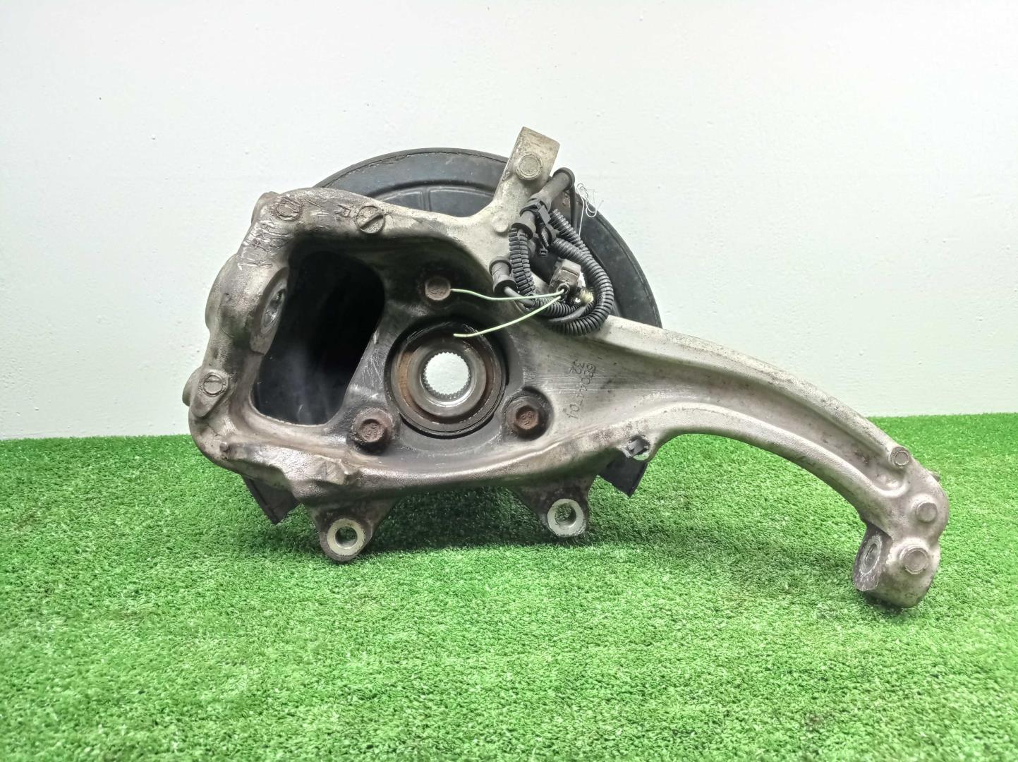 Кулак поворотный передний правый