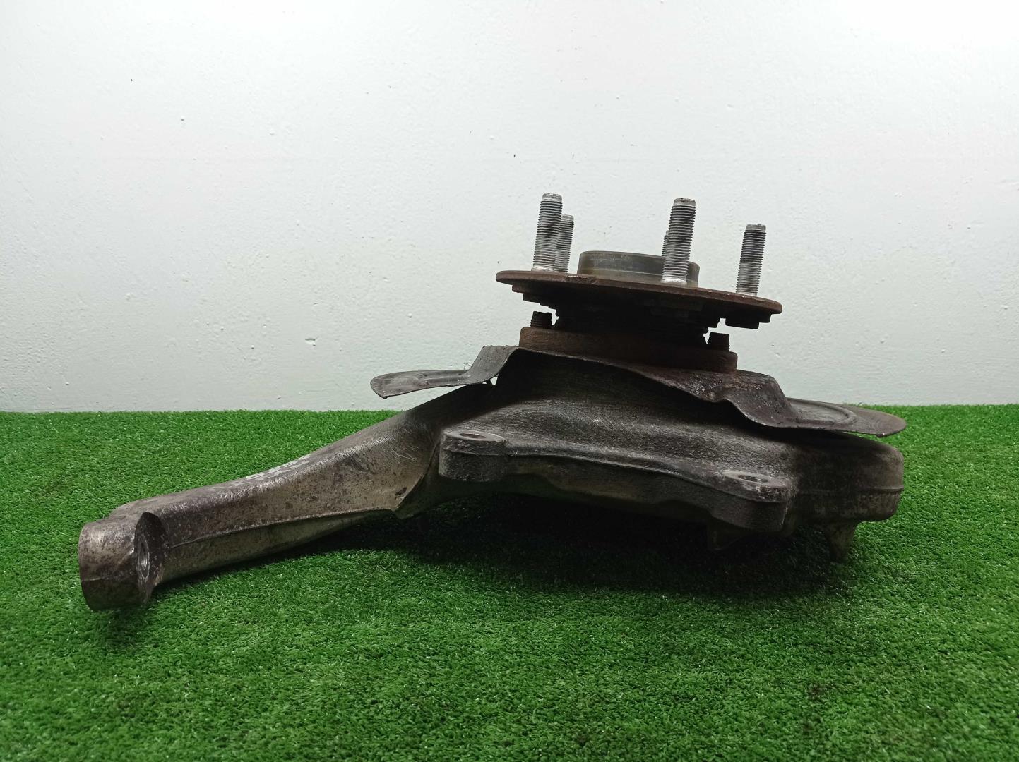 Кулак поворотный передний правый