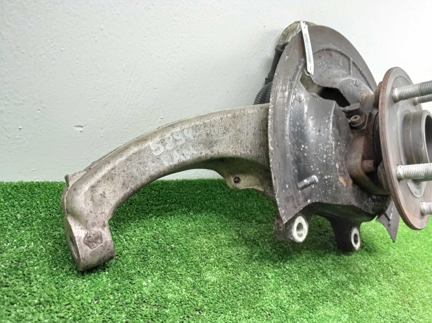 Кулак поворотный передний правый