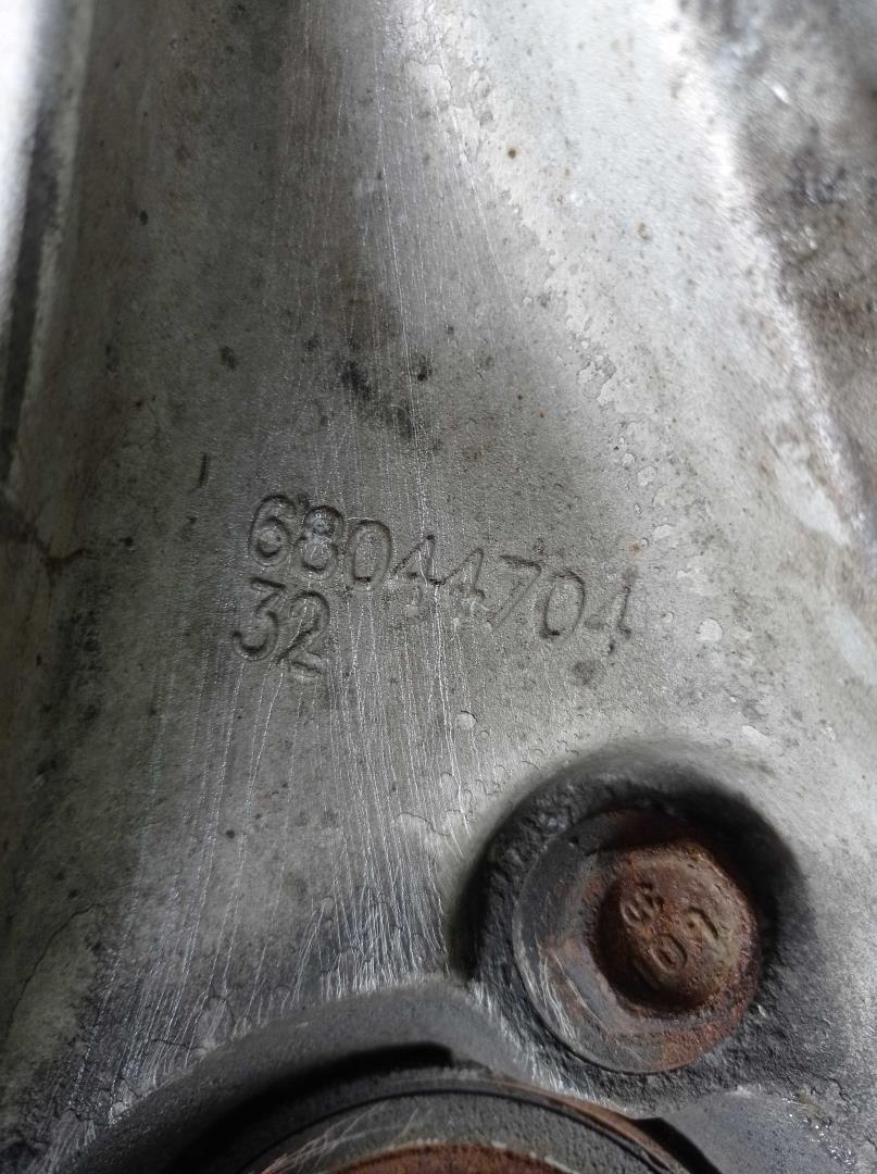 Кулак поворотный передний правый