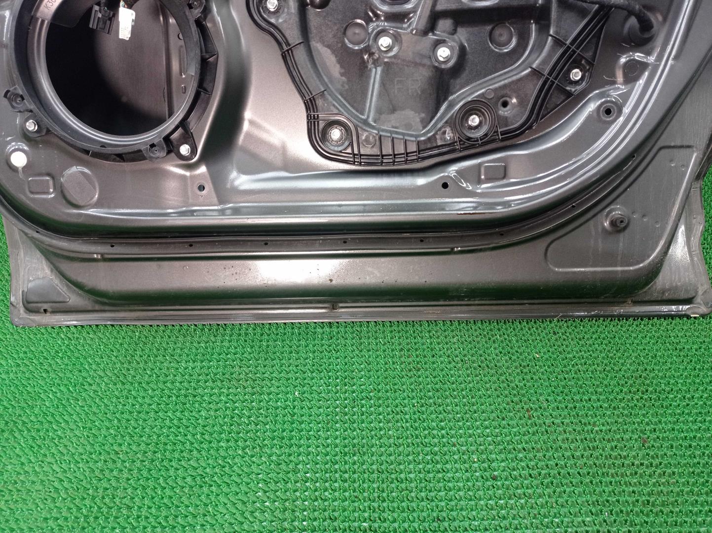 Стекло двери передней правой