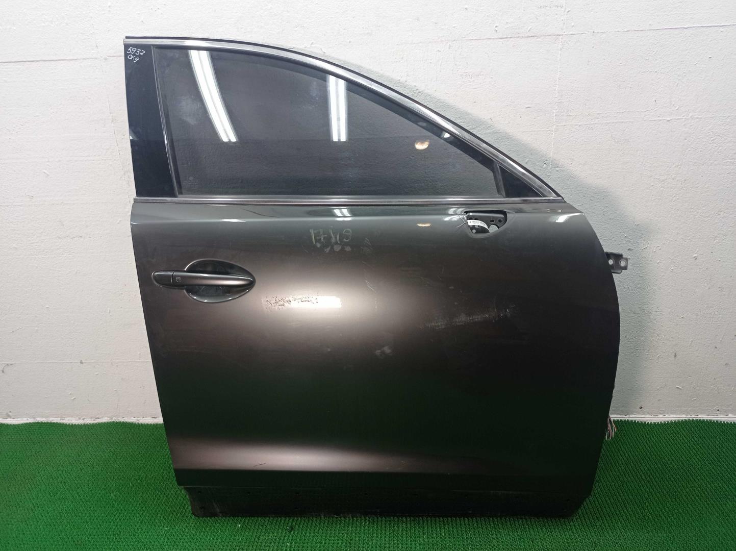 Стекло двери передней правой