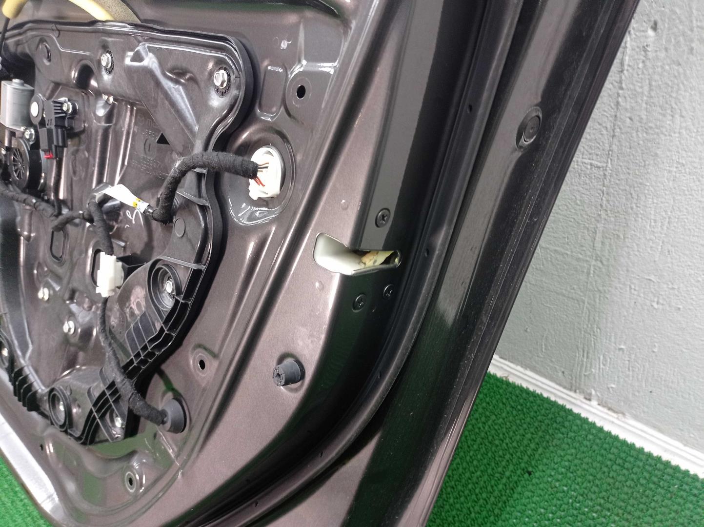 Стекло двери передней правой