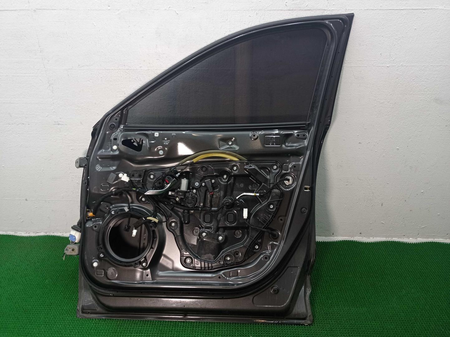 Стекло двери передней правой